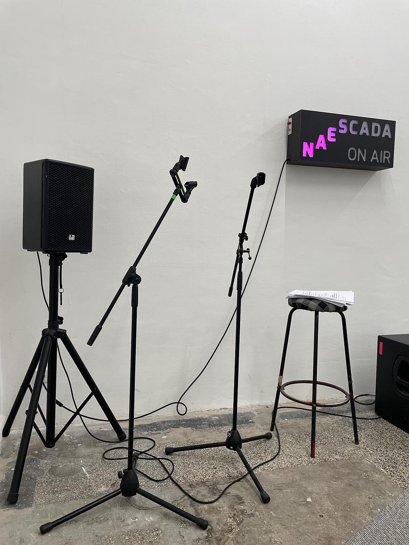 NA ESCADA (live radio broadcast performance)